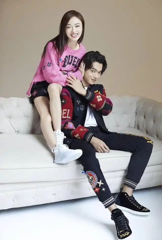 许凯写真照看着有点丑,背着吴谨言像小两口,场面甜到发齁!