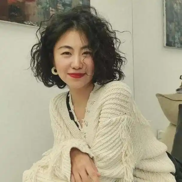 45岁女人洋气烫发发型(五六十岁的女人)6