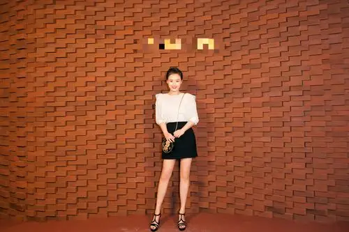 马思纯受邀德国汉堡看秀白衣黑裙红唇look清新优雅