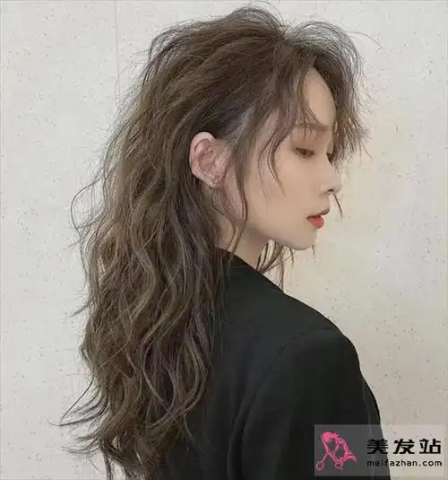 玉米烫发型正流行 秋冬流行烫发推荐_女生烫发 - 美发站