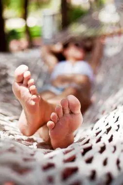 小女孩光着脚的特写小女孩光着脚的特写