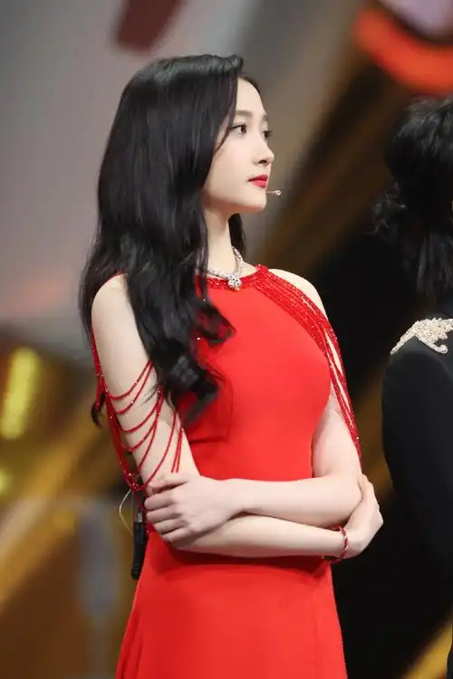 关晓彤冷艳红色长裙##关晓彤王牌对王牌