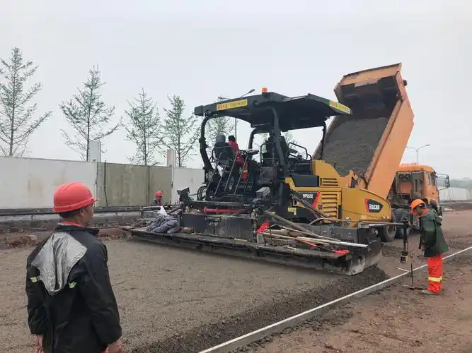 西侧k2 310～k2 440段主车道水稳层摊铺