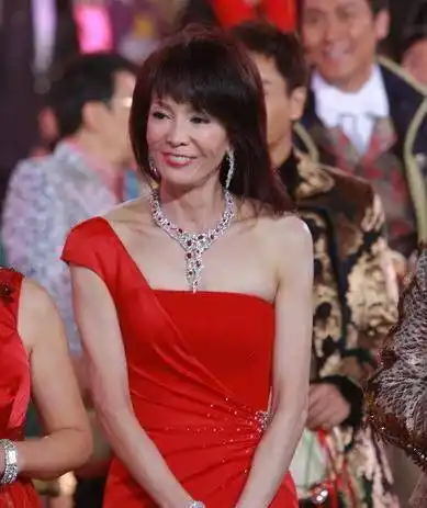 64岁tvb"镇台之宝"坦言太辛苦:没戏瘾了_郑裕玲_活动_生日