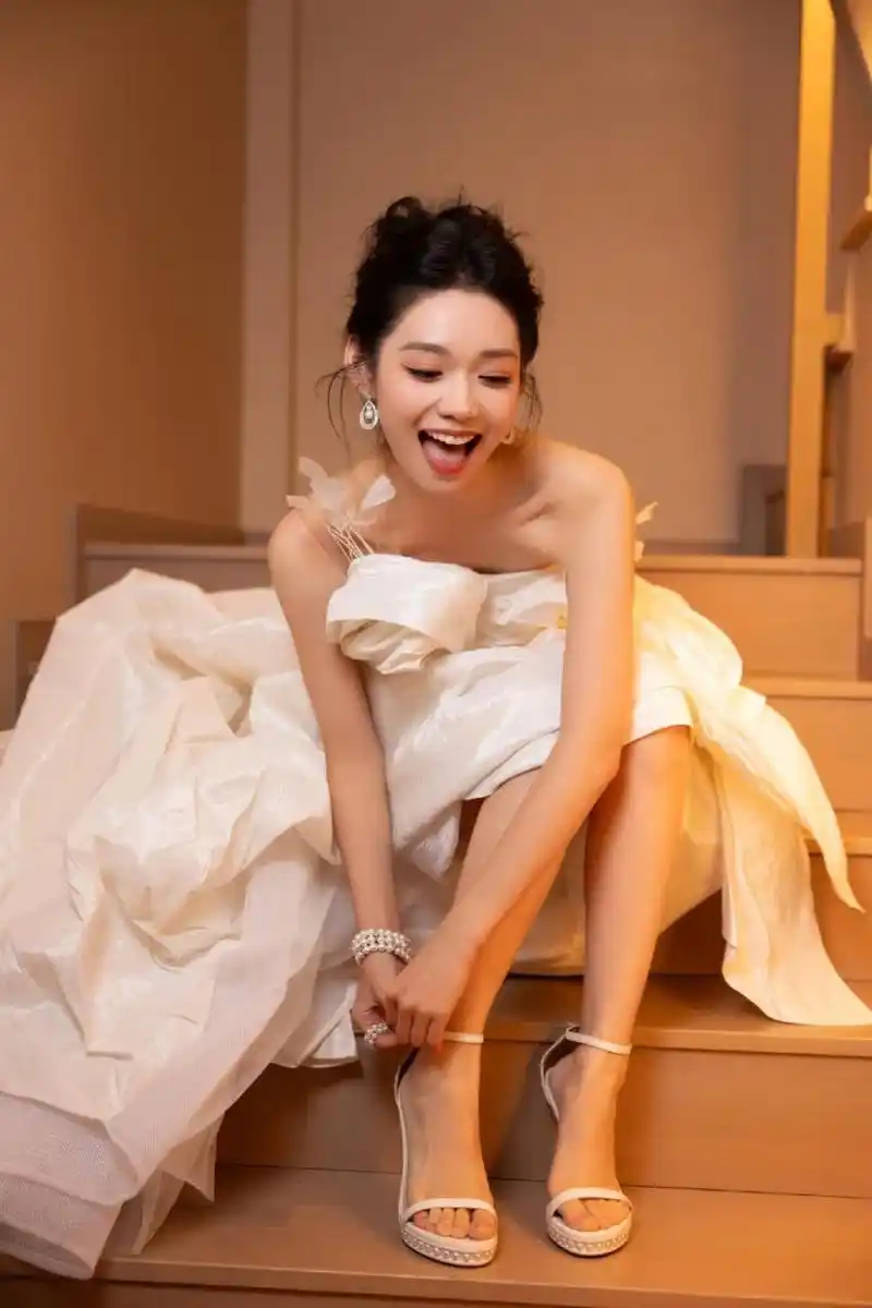 段奥娟的白色一字带高跟鞋,衬托出她的优雅与美丽.