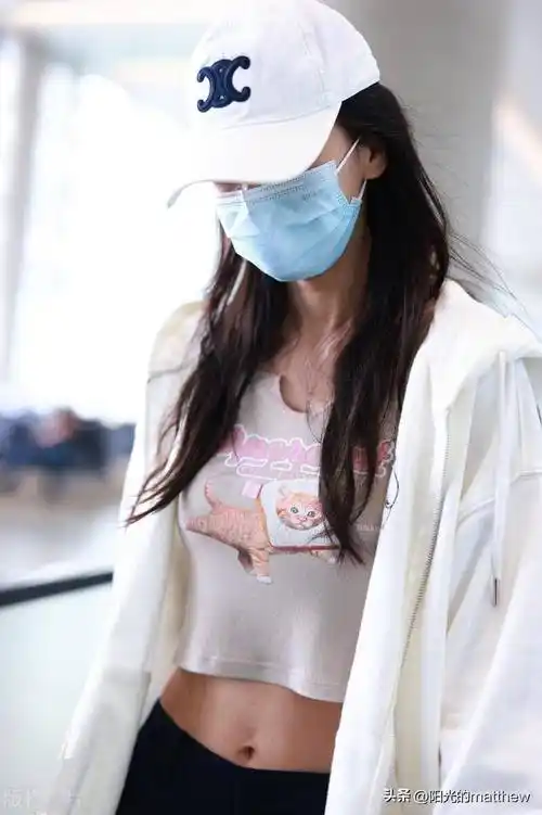 杨颖现身上海机场,露脐背心搭配工装裤时尚酷帅