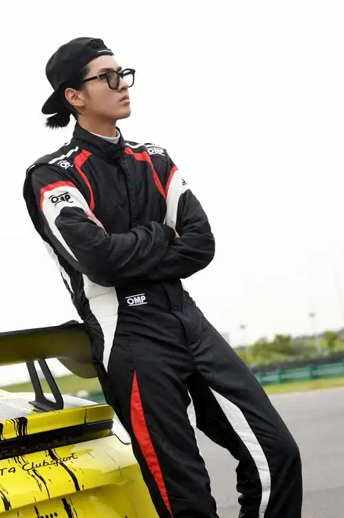 吴亦凡狂晒豪车,竟然全是保时捷?