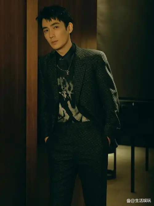 歪个楼说一下朱一龙当年金鸡奖的造型,也是用印花来吸睛,格纹西装泼墨