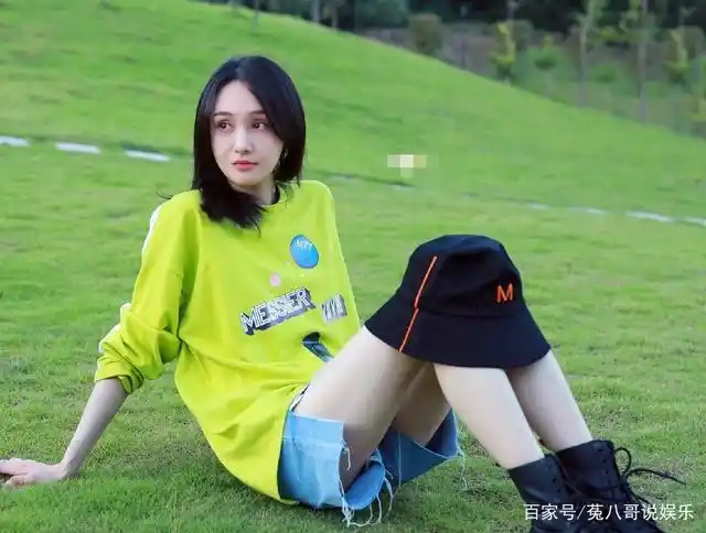 28岁的郑爽,穿超短牛仔裤在草坪上摆拍,看到腿的那一刻让人心疼