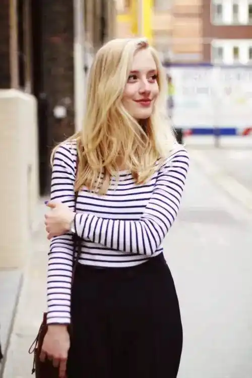 由于属于小个子女生 她会通过搭配把全身的比例拉长 比如把衣服塞进下