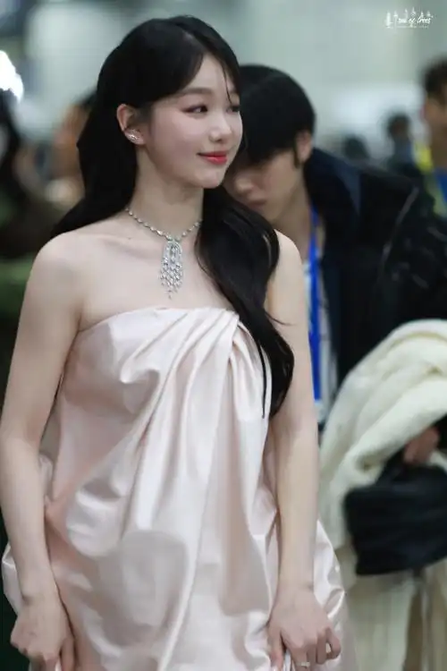 徐梦洁香槟粉水母裙