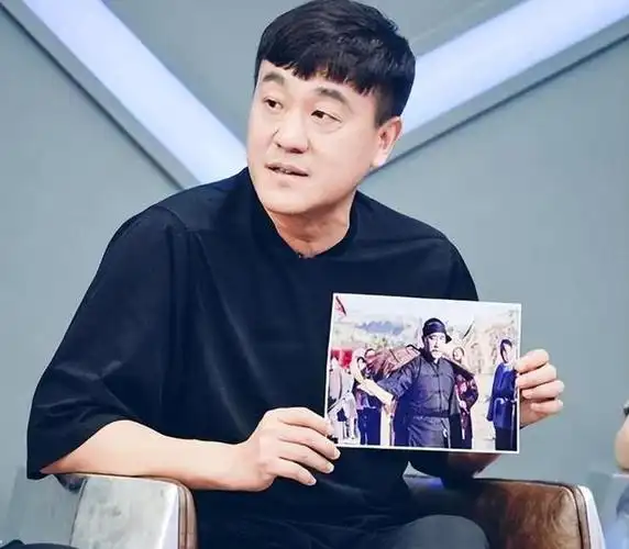 演员何冰为什么结婚25年无绯闻看看老婆是谁就知道了