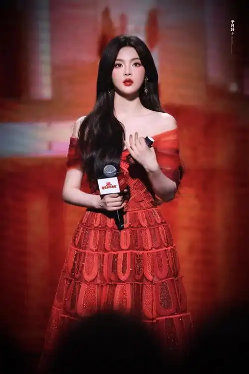 杨超越烈焰玫瑰##杨超越港风红裙