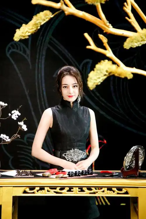 迪丽热巴身穿黑色旗袍端庄典雅 单边蝴蝶耳饰精致时尚