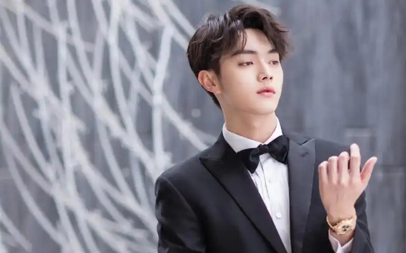 十一月男神许凯黑西装帅气有型迷人写真,高清壁纸图片,大陆明星-回车