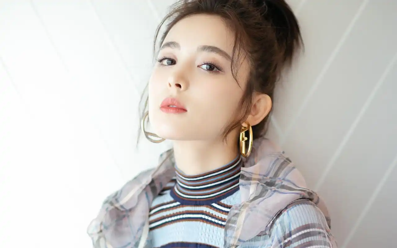 古力娜扎性感活动照高清桌面壁纸