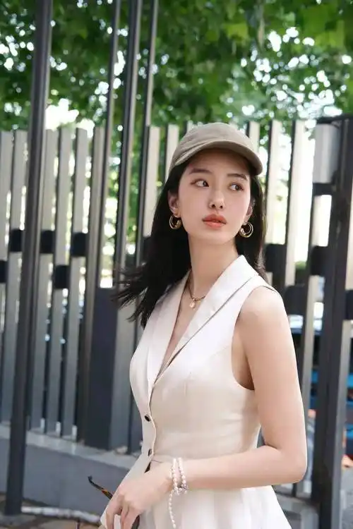 被杨采钰穿搭高级到了!"马甲背心"还是配"阔腿裤"最好看