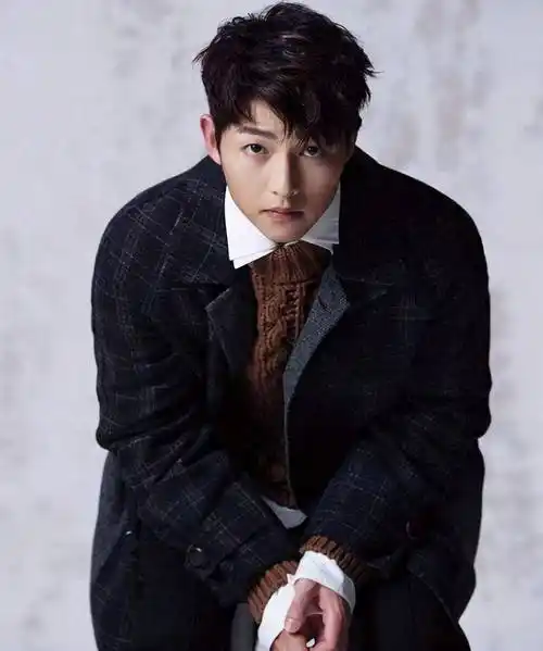 35岁宋仲基变肌肉男身材健硕肩距变宽分手后丝毫不影响