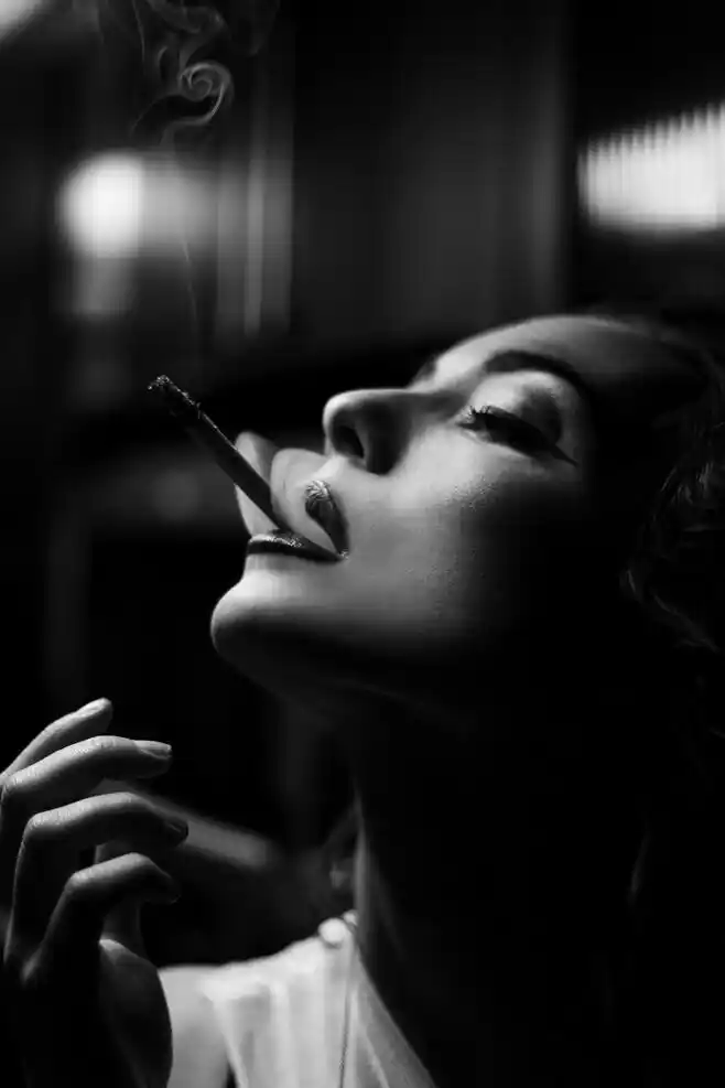 一手夹了香烟,一手夹了酒杯