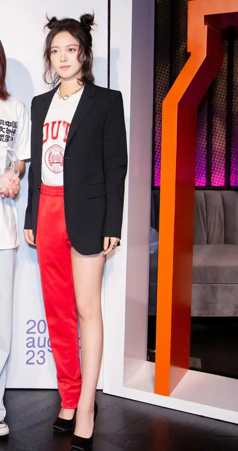 00后赵今麦穿西装扮成熟不对称运动裤花样秀腿扎哪吒头太少女