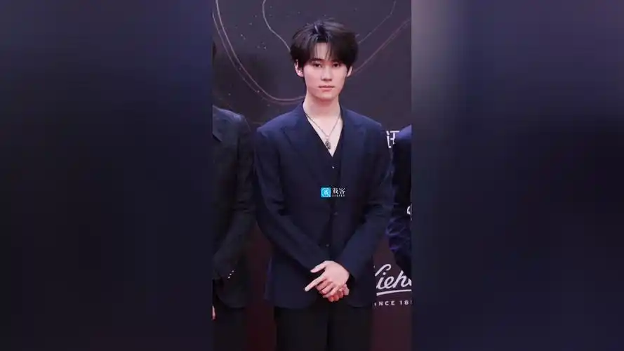 戏客现场腾讯视频星光大赏张真源红毯高清fov领西装翩翩公子瘦瘦白白