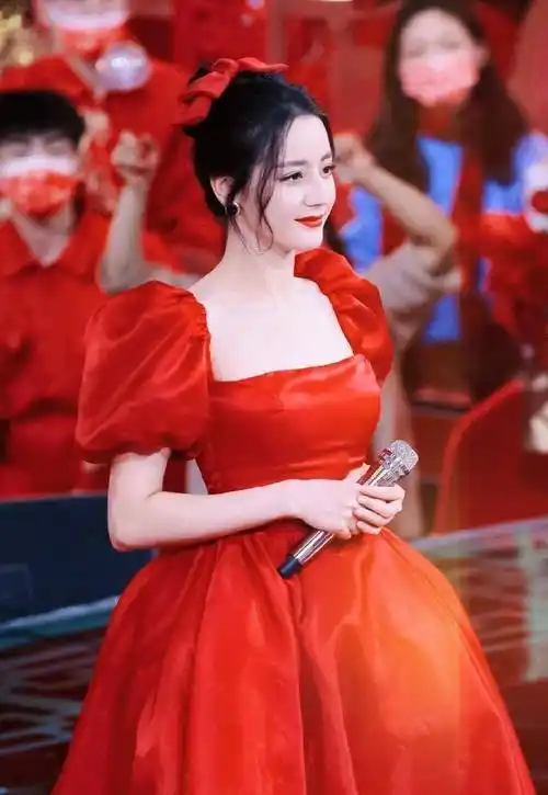 迪丽热巴舞台造型曝光,红色公主裙喜庆又少女,丰腴体态却无赘肉_礼服