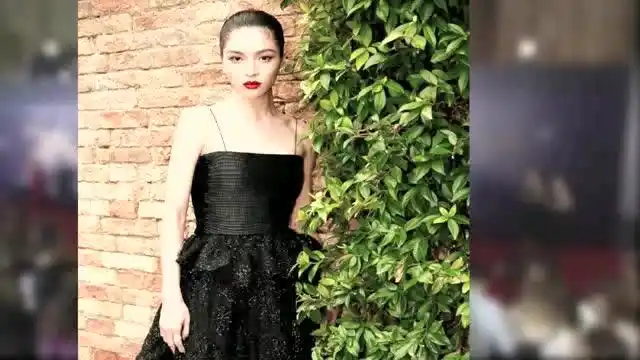 钟楚曦又换吊带裙秀身材, 网友: 隐形肩带太细成亮点!