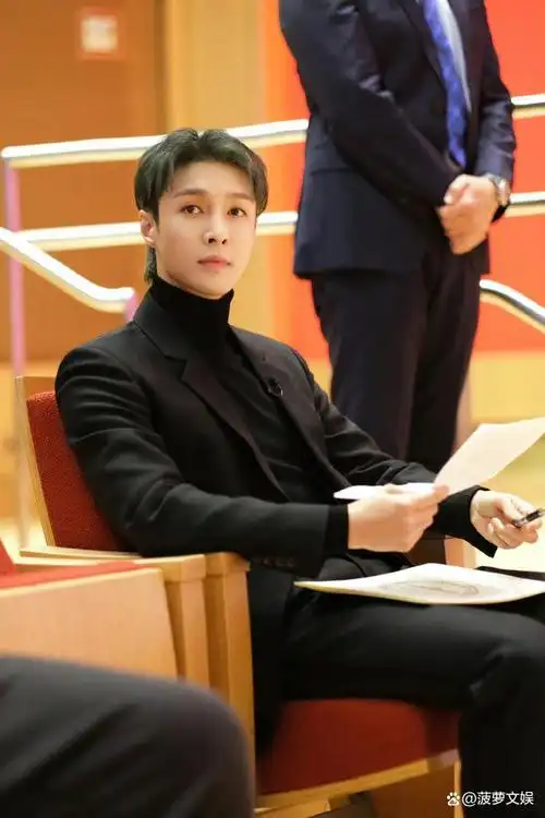 张艺兴黑色西装造型大片受邀出席中西文化艺术交流专场论坛