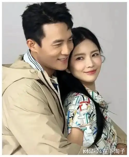 王灿坐杜淳大腿秀恩爱翻车,男方用手推她,表情被指"一脸嫌弃"|探班|小