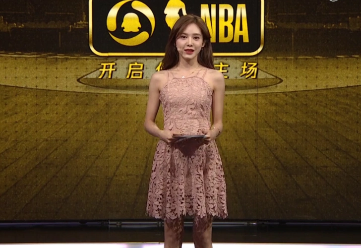 素颜真容nba女主持美娜晒出卸妆后照片g6穿粉红碎花裙抢镜