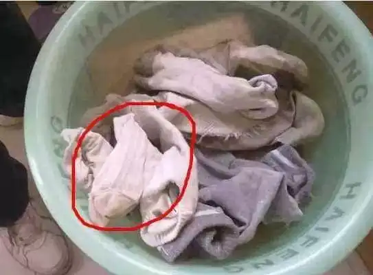 白袜子白衣发黄别急着扔从洗衣店偷学了3招洗完和新的一样