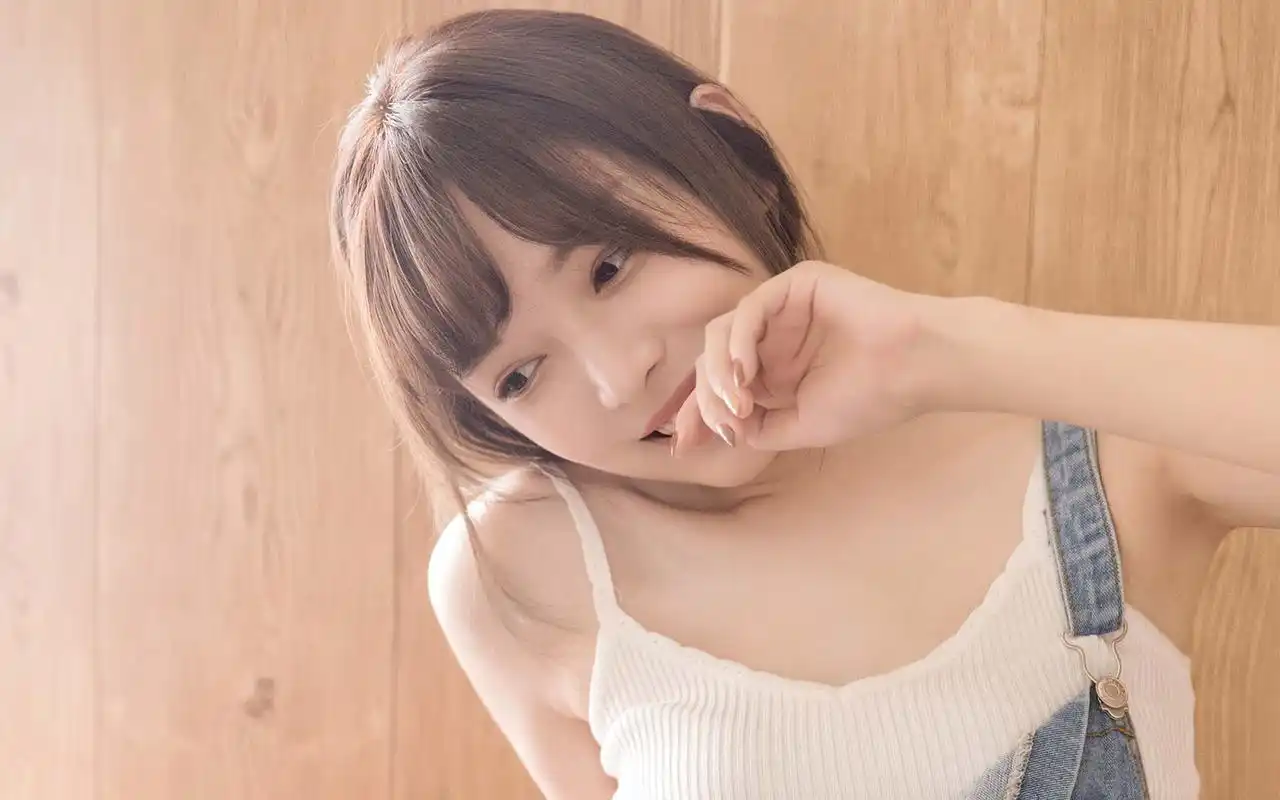 甜美吊带美女性感写真高清桌面电脑壁纸