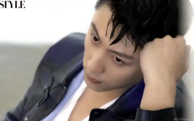 黄景瑜性感吸猫大片