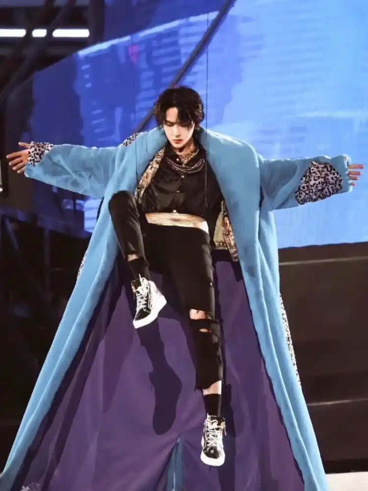 王一博跨年吊威亚后空翻何炅台下表情亮了现场被震撼到说不出话