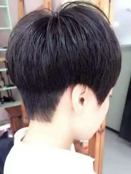 短头发好看的发型学生(大脸适合的发型短发)