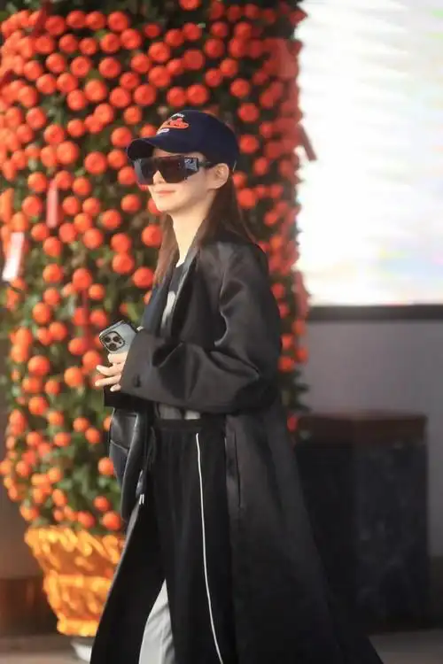 戚薇的包是个方向盘#戚薇出发录制浪姐机场图,全黑造型又飒又酷,方向