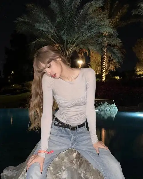 在几张照片中,lisa在化妆时小心翼翼地露出了自己的一侧肩膀,通过微妙