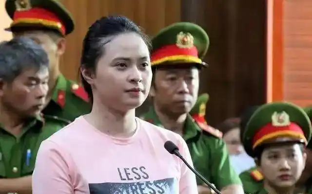 越南女毒枭被捕其情人被判死刑竟在庭审现场与情人激吻