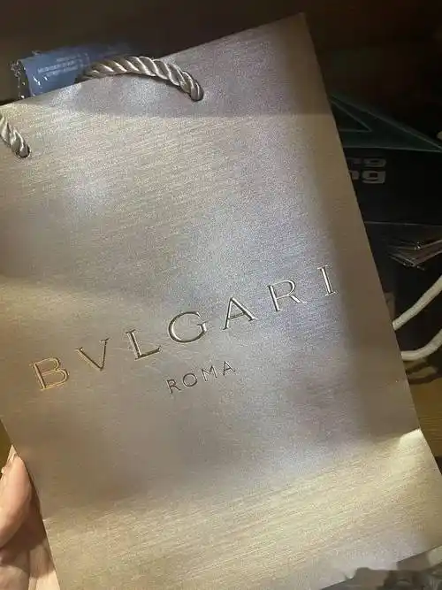 翻车现场前几天上海业主在门把手上挂的奢侈品袋子好几个是假货