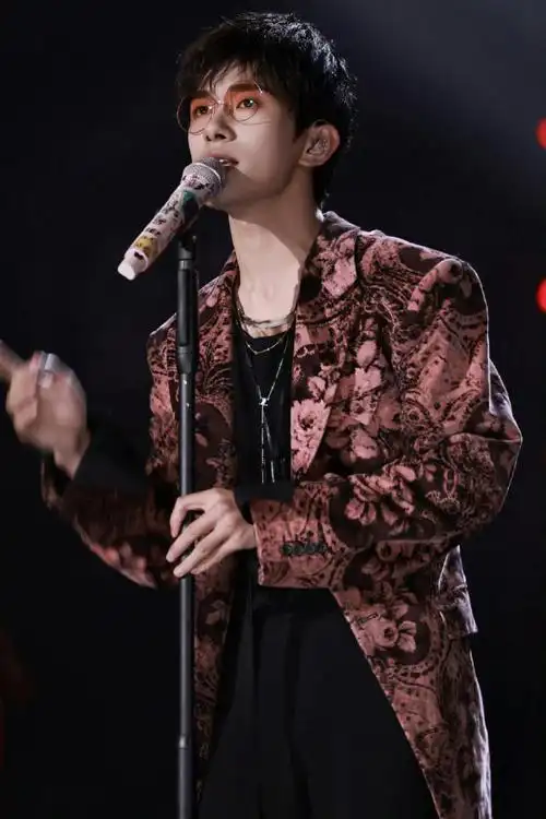 易烊千玺新生之夜大秀官宣##易烊千玺下周见倒计时