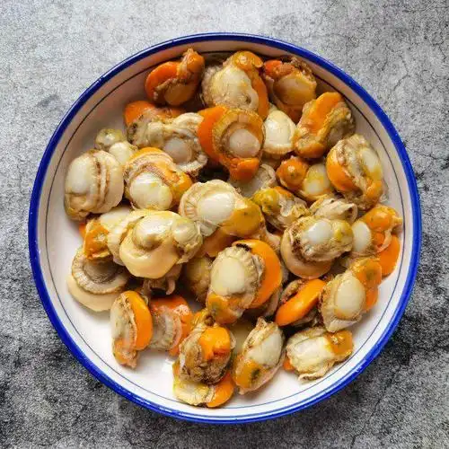 做法步骤: 第2步,摘去扇贝肉腮,冲洗一下.