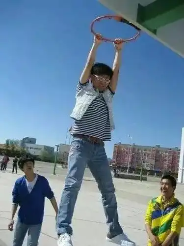 求大神把后面的猥琐男p掉结果被扒裤子大神太邪恶