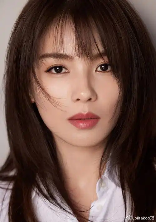 照片中,刘涛身穿白色衬衫,头发披散在肩,对着镜头露出一抹灿烂笑容