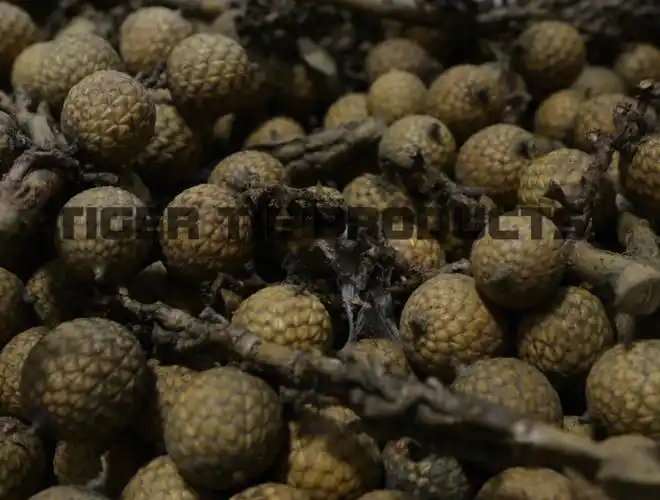 菩提原果人工砸果:在第一步过程中,去掉未成熟的籽和被虫子咬的果子