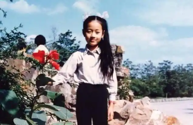 毛晓彤小时候很美,黄景瑜小时候很萌,朗朗小时候和现在一模一样