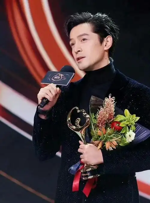 笑疯网友显微镜式看图发现胡歌刘亦菲竟拿错对方的奖杯