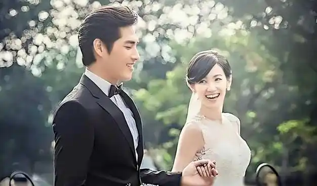 大s前男友蓝正龙离婚穿情侣装骑单车去办手续9年婚姻走到尽