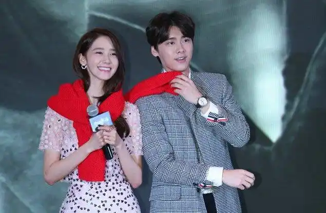 李易峰允儿出席发布会