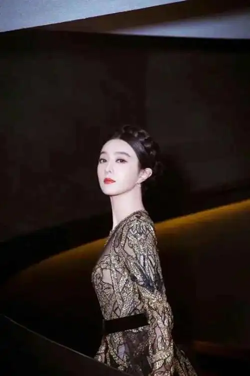 范冰冰复出后越发美艳烫金色礼裙高贵如女王气质不输当年