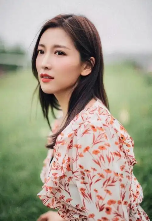 凤凰卫视美女朱梓橦, 外貌甜美, 气质绝佳, 端庄大气, 气场十足(凤凰